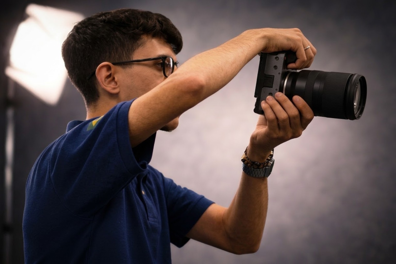 Raphael Xavier durante uma captação, segurando uma câmera